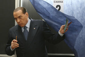 Kraj ere - Berluskoni prodao Milan kineskim biznismenima