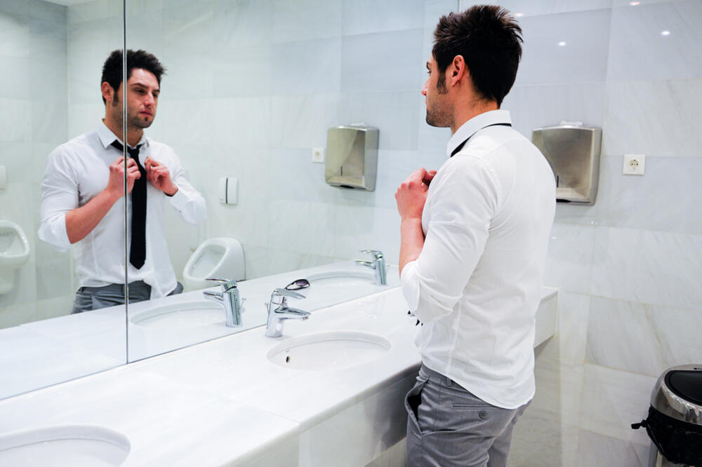 ogledalo, muškarac, sređivanje, Foto: Shutterstock.com