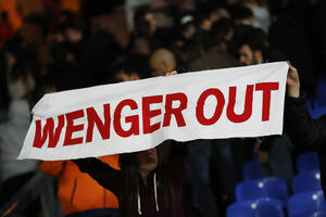 Arsenal na konopcima, Venger se ne izjašnajava