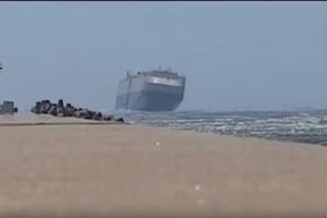 Zastrašujuć snimak: Ogroman brod leluja usljed vjetra