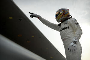 Hamiltonu pol-pozicija u Kini, još dva koraka od rekorda Sene