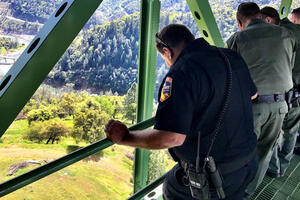 Pokušala da napravi selfi: Žena pala sa najvišeg mosta u...