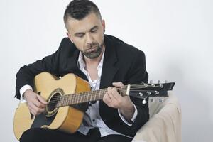 Amel Ćurić operisan, otkazao koncerte