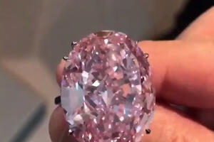 Aukcija u Hong Kongu: Dijamant prodat za 71 milion dolara