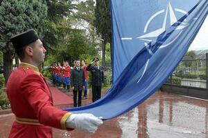 NATO zastava podignuta ispred zgrade Ministarstva odbrane Crne Gore
