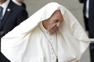 Papa Franjo prošao pored table postavljene u čast žrtvama "papske...