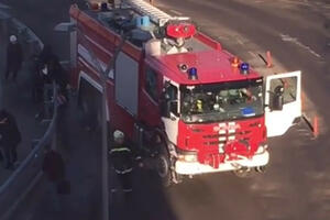 Jedna osoba poginula, četvoro kritično: Vatrogasni kamion uletio...