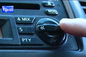 Vremeplov: Taksa i za radio  u autu