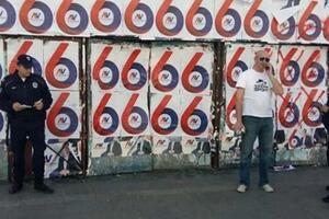 Policija čuva Vučićeve postere?