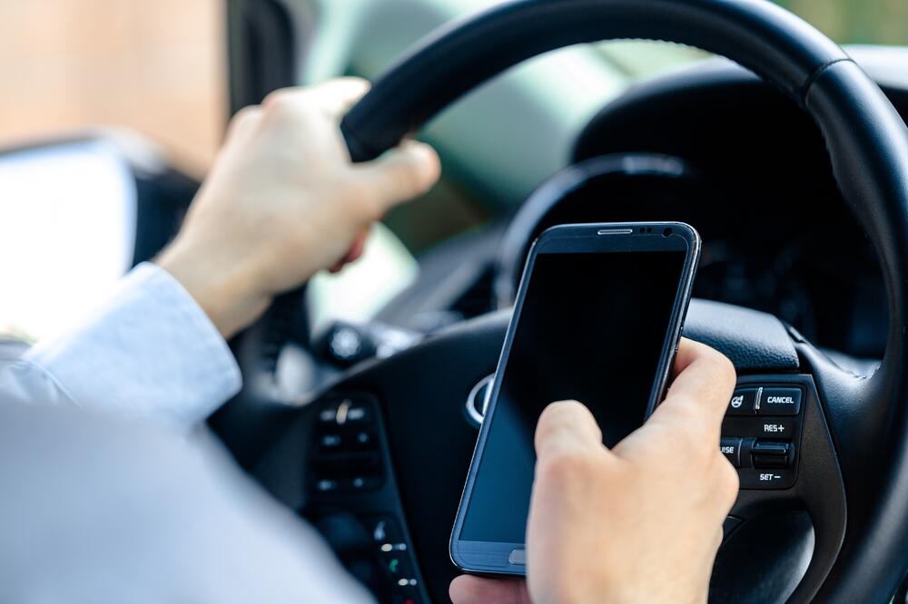 Mobilni telefon, vožnja, Foto: Shutterstock
