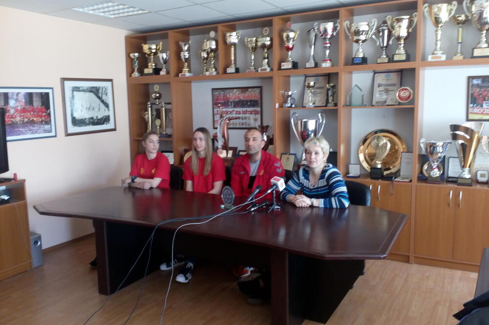 Rukometašice juniorke press, Foto: Mina