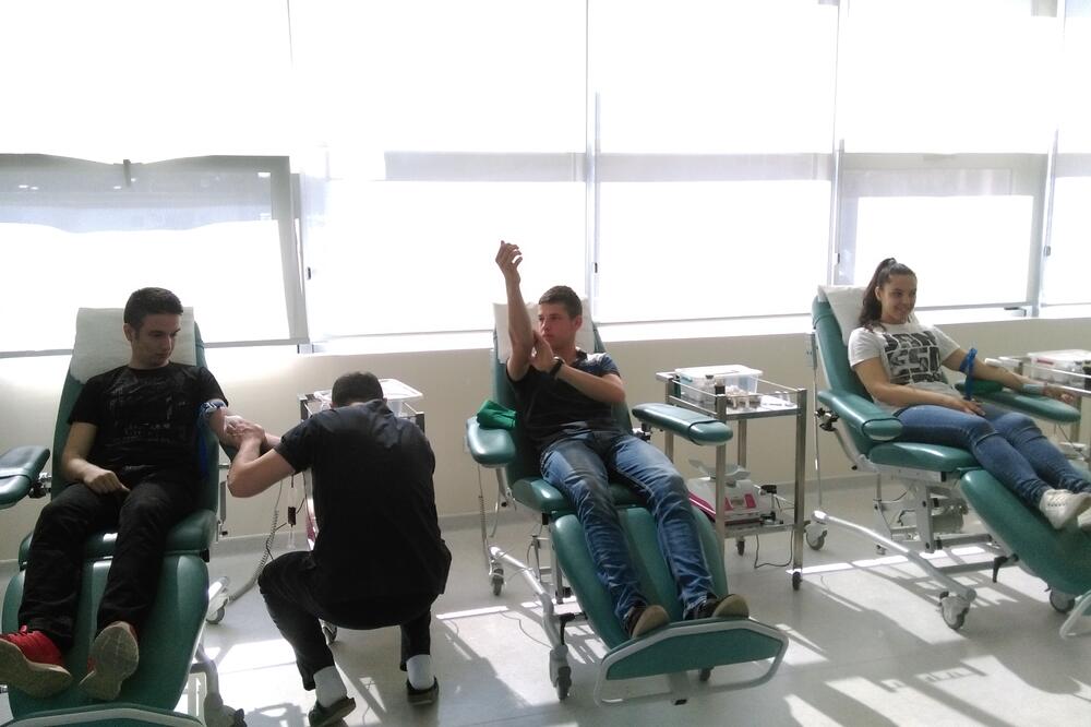 Maturanti dobrovoljno davanje krvi, Foto: Zavod za transfuziju krvi Crne Gore