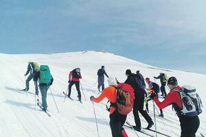 Over Sinjajevina, 15 competitors on skis
