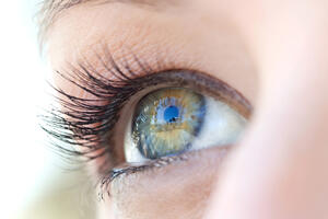 Kako se njeguje osjetljiva koža oko očiju