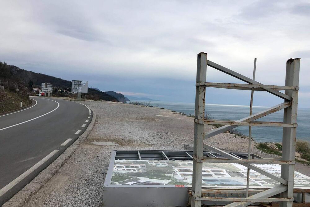 Jedan od oborenih bilborda