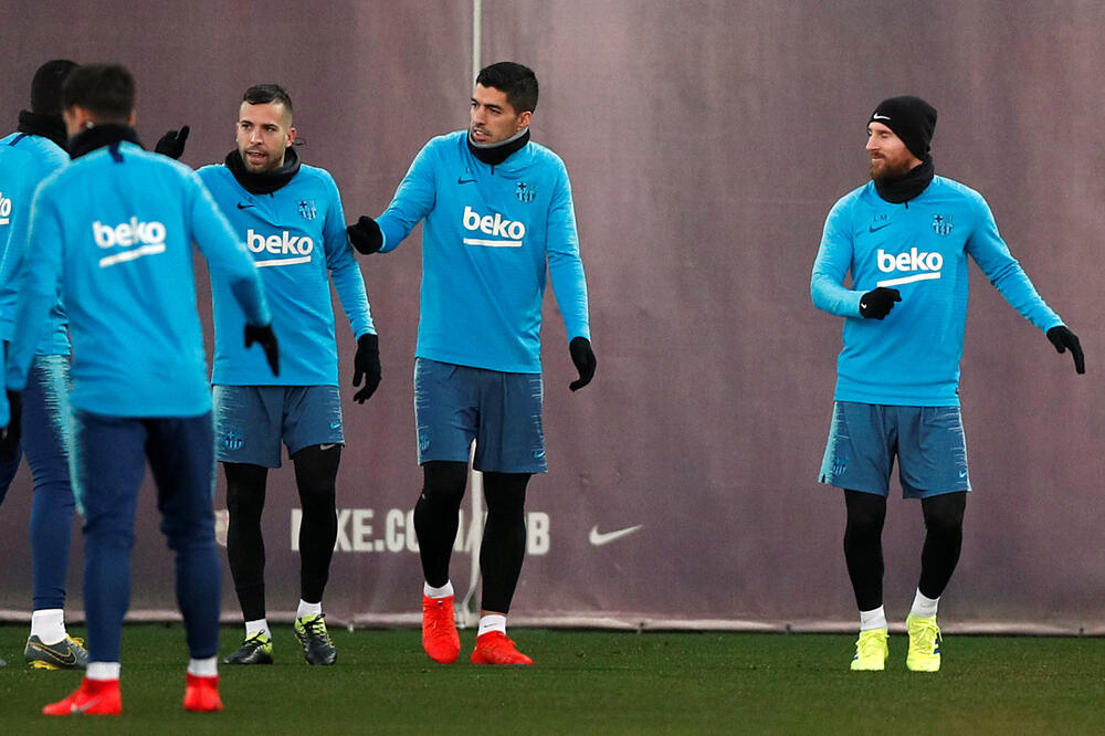 Mesi sa saigračima na jučerašnjem treningu, Foto: Reuters