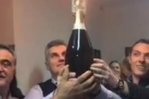 Ovako su Socijaldemokrate slavile rezultat u Nikšiću uz šampanjac