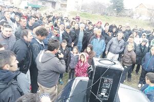Od protesta ne odustaju, kuće ne daju