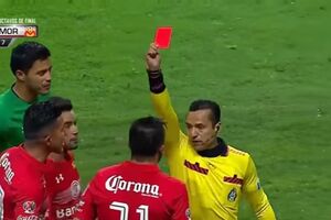 Meksički sudija pokazao tri crvena kartona za pola minuta!
