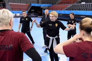 Dibirova zamijenila Dejvisa na klupi Vardara