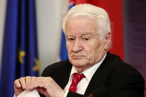 Mićunović: Vučić će se vratiti na funkciju premijera ukoliko...