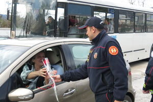 Lijep gest: Policajci damama dijelili cvijeće za 8. mart