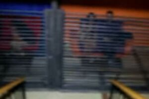 Noćni život na Kosovu: U sobama iza rešetaka čekaju polugole dame