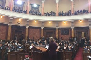 Mogerini u srpskom parlamentu, radikali skandirali:  Srbija...