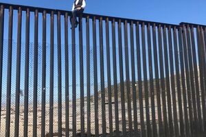 Meksički kongresmen se popeo na zid kako bi "pozdravio" Trampa