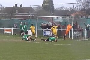 Pazi glavu - nervozni golman umalo slomio stativu