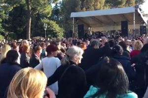 Kolo na protestu: Majke zaigrale ispred Skupštine