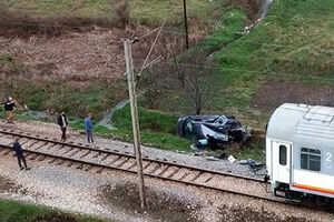 Tragedija u Baru: Dijete poginulo kada je voz udario u automobil