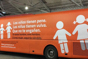 Kontroverzni autobus u Španiji: Dječaci imaju penise, djevojčice...