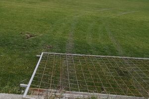 Vandali probili ogradu i vozili automobil po terenu stadiona FK Kom