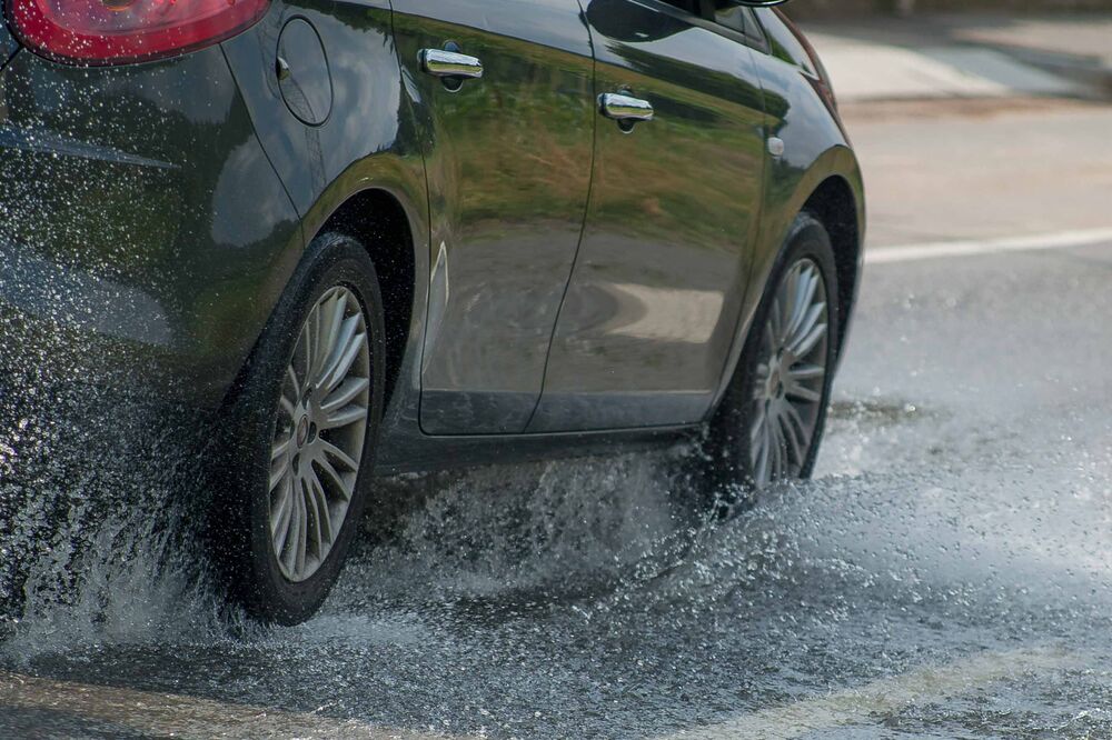 Auto, vožnja, mokri putevi, Foto: Shutterstock