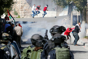 Izraelska vojska suzavcem rastjerivala demonstrante na granici s...