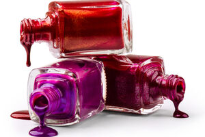 Kako da skinete fleke od laka za nokte