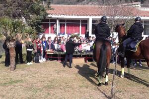 Policija se družila sa osnovcima iz Budve i Petrovca