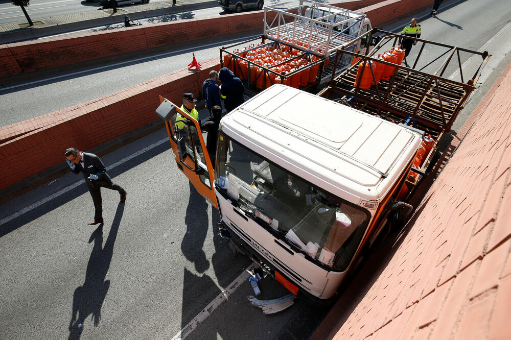 Barselona, kamion sa plinskim bocama, Foto: Reuters