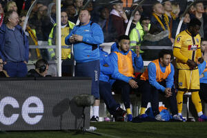 Debeljuškasti golman Satona jeo pitu tokom meča sa Arsenalom