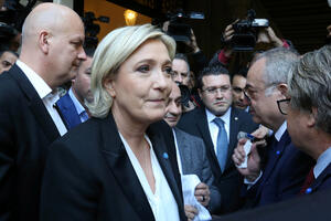 Le Pen odbila da nosi maramu: Poštujem, ali neću da se pokrijem