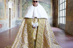 Lijepi papa i njegov svetački konzervatizam