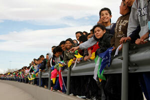 Meksikanci formirali živi zid na granici sa SAD