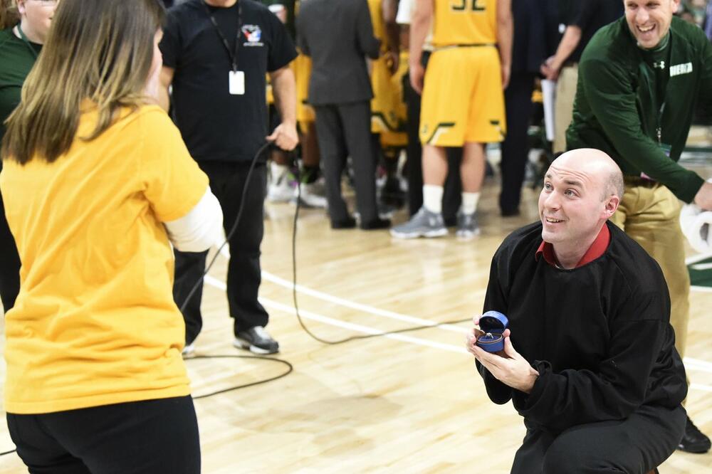 Prosidba na košarkaškom terenu, Foto: Acb.com