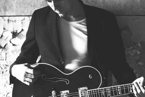 Objavio pjesmu  kao Fejsbuk status