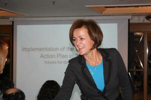 Ajhorst: Bojkot parlamenta opozicionih poslanika ne pomaže nikome