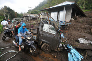 Desetine hiljada ljudi pogođeno poplavama u Indoneziji