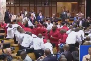Grupna tuča u Parlamentu Južne Afrike, letjele pesnice na sve...