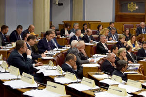 Za vožnju i parking poslanika 163.000 eura