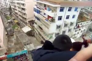 Pogledajte: Žena pokušala da skoči sa zgrade, muž je uhvatio za...